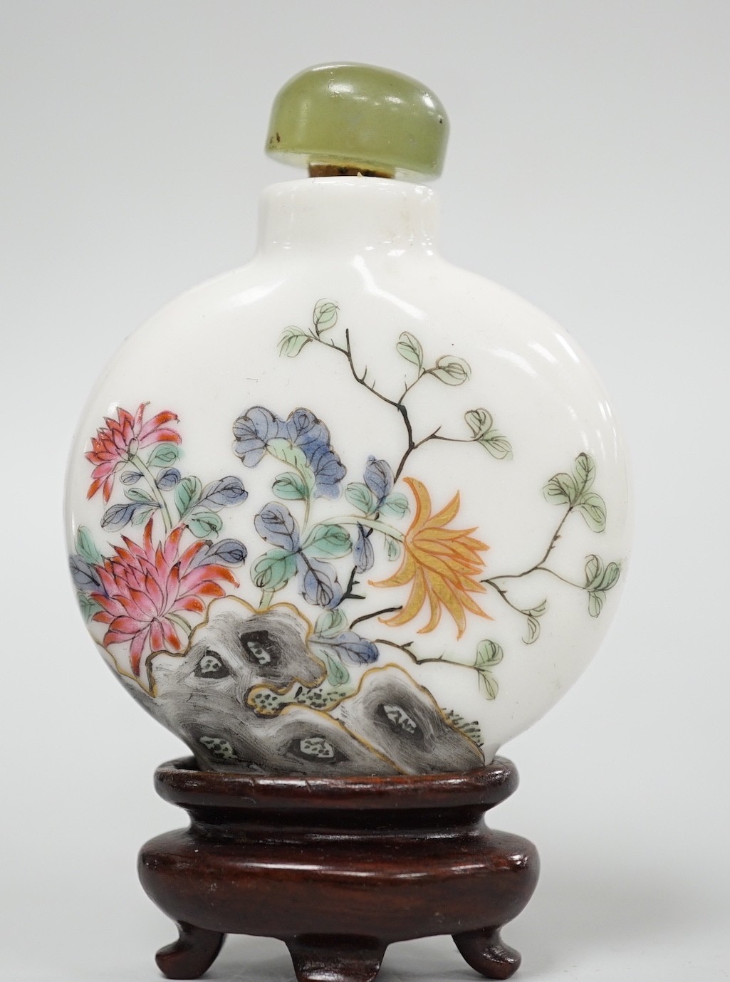 A Chinese famille rose snuff bottle, decorated with birds and rockwork, three character mark, 5cm